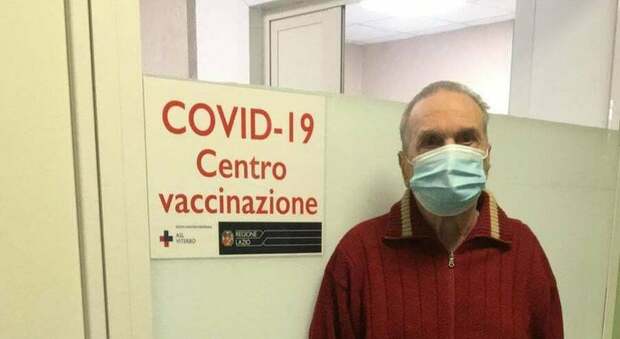 Un anziano in un centro vaccinale