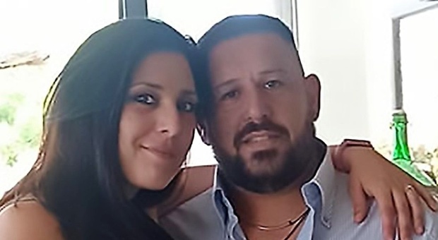 Debora, 32enne trovata morta in casa: arrestato il marito. «Ha dato l'allarme solo due giorni dopo»