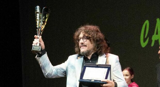 Luigi Coccia vince il Festival della canzone dialettale in un Ventidio Basso gremitissimo