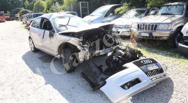 L'Audi si schianta contro due pali e si accartoccia: muore 24enne