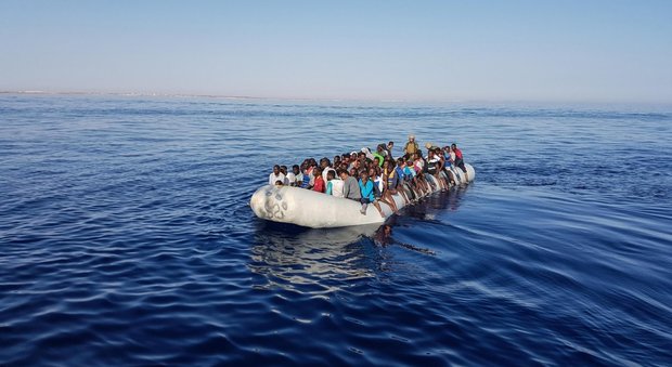 Un gommone carico di migranti durante un salvataggio