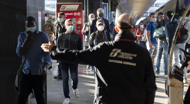Folla sui treni, più di 100 aerei a Fiumicino: Roma riparte, controlli intensificati. Positiva una famiglia di ritorno da Chicago