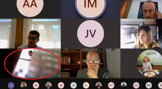 Consiglio comunale in videoconferenza, l'assessore esce nudo dalla doccia: imbarazzo in diretta VIDEO