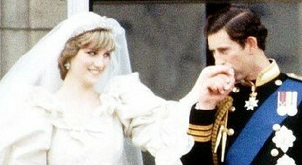 La Regina e Filippo genitori gelidi: «A Carlo mai un abbraccio, solo strette di mano». La rivelazione postuma di Lady Diana