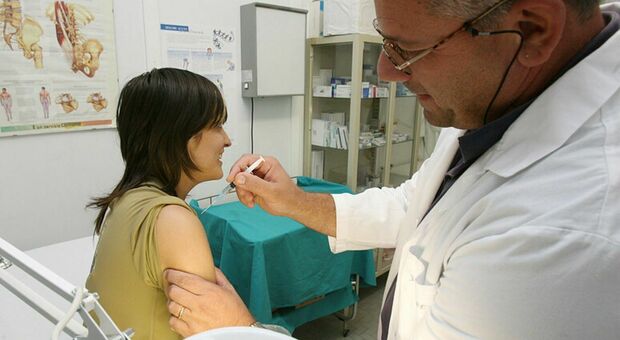Milano, covid e influenza: i virus dilagano, ospedali in affanno. Bertolaso: «Vaccinatevi»