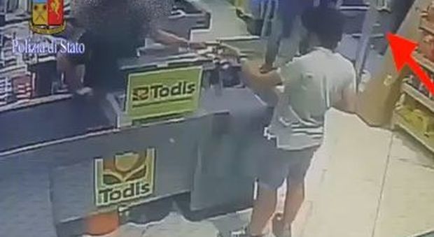 Roma, minaccia i dipendenti con una pistola e rapina un supermercato: arrestato