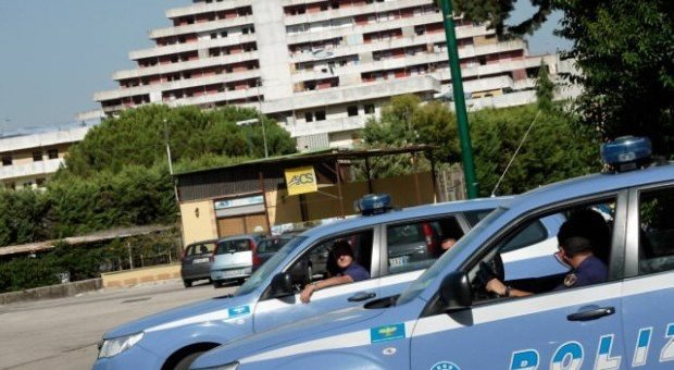 Rapinano scooter, presi dalla polizia a Scampia dopo inseguimento e colluttazione