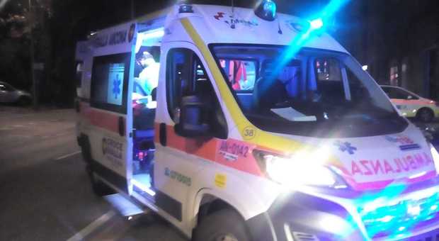 Disteso su una panchina dopo un malore: cittadino bengalese portato in ospedale