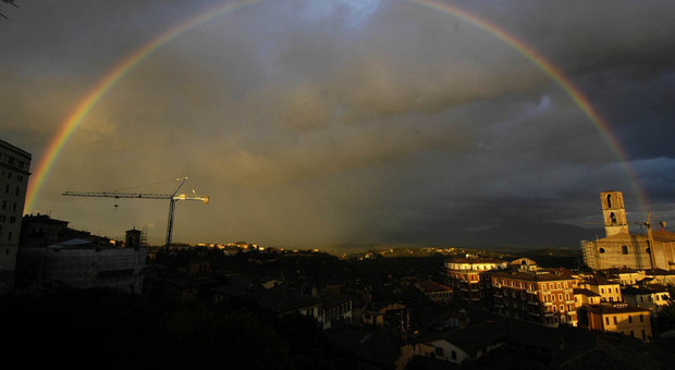 Un suggestivo arcobaleno sul cielo di Perugia