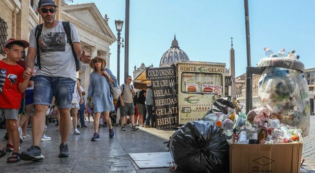 Roma, Ama legherà gli stipendi «al gradimento dei cittadini»: l'ultima mossa dell'azienda sui rifiuti