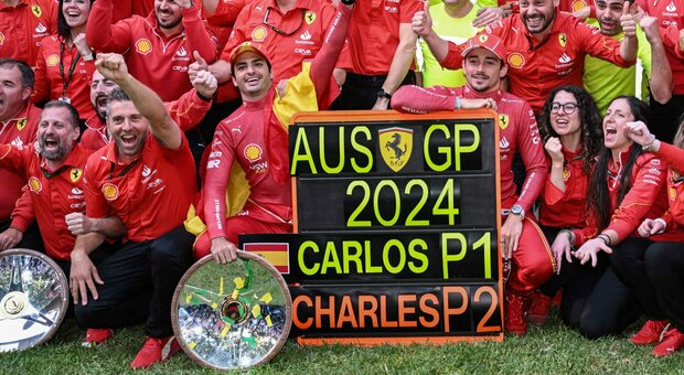 Il team Ferrari festeggia dopo la doppietta in Australia