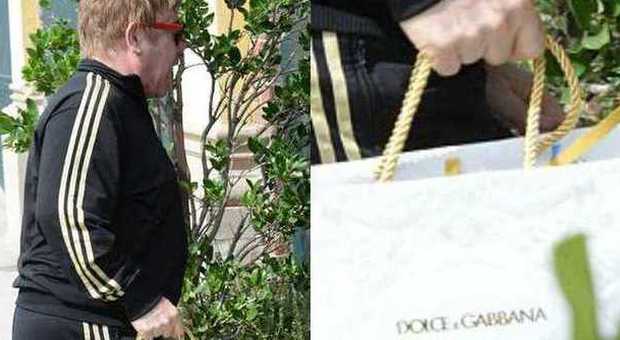 Elton John con la busta 'Dolce e Gabbana' il giorno dopo la polemica sui figli alle coppie gay