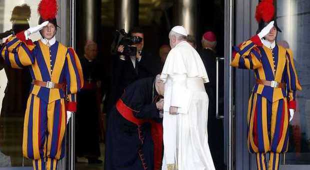 Il Papa apre il Sinodo sulla famiglia e sprona i cardinali: «Parlate chiaro»