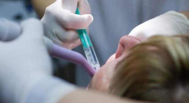 Civitavecchia, scoperto falso dentista: sorpreso nello studio abusivo mentre estraeva dente ad un paziente