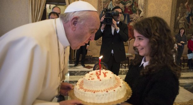 Papa Francesco compie 80 anni: «Ecco il segreto della mia felicità»