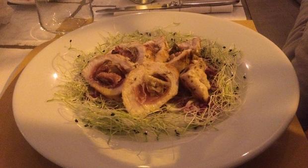 #iorestoacasa, la "Tasca di pollo con prosciutto, radicchio, funghi e taleggio" dello chef Davide Montevidoni