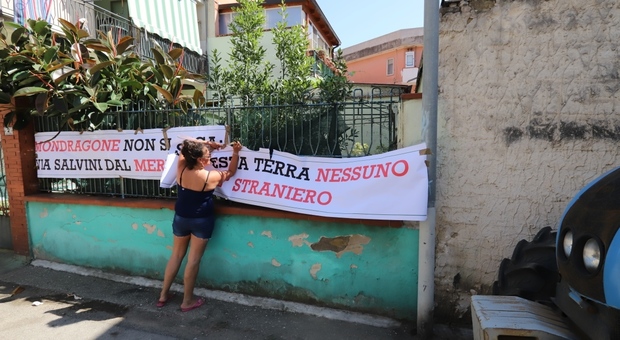 Coronavirus, a Mondragone striscioni contro Salvini: «Non sei benvenuto»