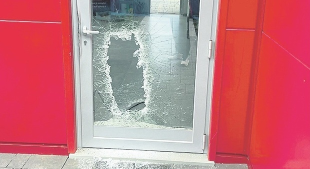 Colpo con spaccata dei ladri al centro tennis di Tolentino: tanti danni e bottino magro
