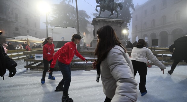 La pista di ghiaccio in piazza Italia