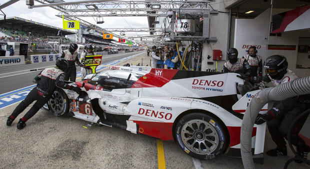 Meccanici Toyota operano sulla TS050 ai box di Le Mans