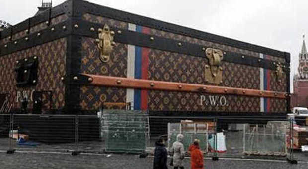 Louis Vuitton, multa da 10 mila rubli per il maxi baule montato nella piazza Rossa