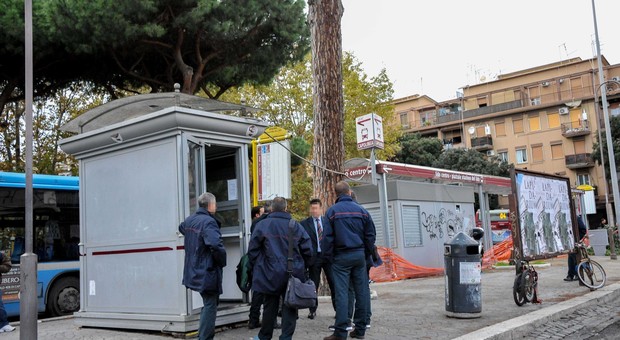 Dipendente Atac aggredito alla fermata dei bus di Ostia: giovane denunciato
