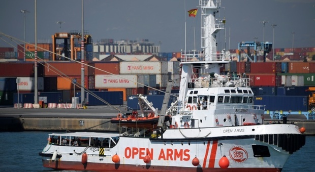 E' arrivata nel porto di Barcellona la nave dell'ong Open Arms con 60 migranti a bordo