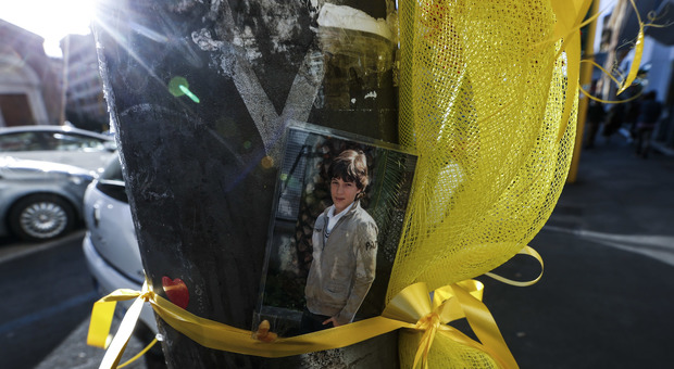 Christian, morto colpito da un vaso a 13 anni. La denuncia della mamma: «Ogni notte qualcuno strappa i fiori»