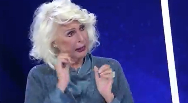 Loretta Goggi in lacrime a Tale e Quale Show dopo la sorpresa di Carlo Conti