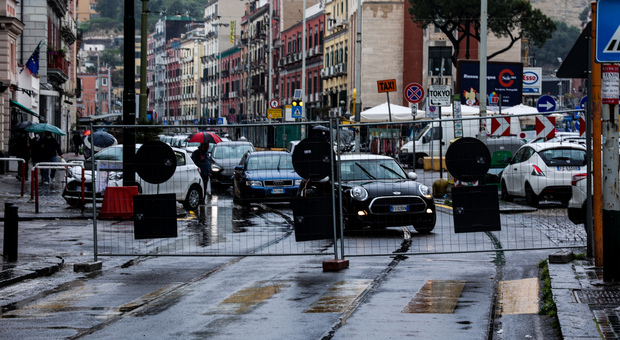 Napoli, il cantiere alla Riviera di Chiaia paralizza il traffico e la metro si ferma