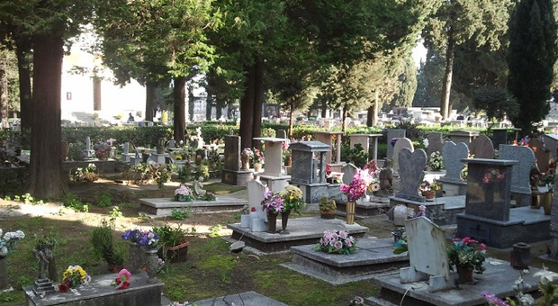 Raid al cimitero di Cava de' Tirreni, ladri rubano fiori e arredi dalle tombe