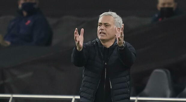 Derby, Lazio-Roma: Sarri disconnesso, Mourinho senza apriscatole