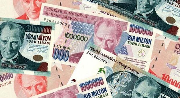 Turchia, lira a minimo storico dopo licenziamento banchieri centrali