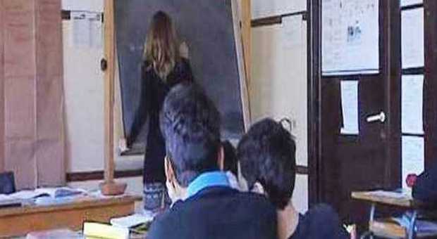 Video ai prof. in classe e li inviano su Whatsapp, 22 studenti sospesi