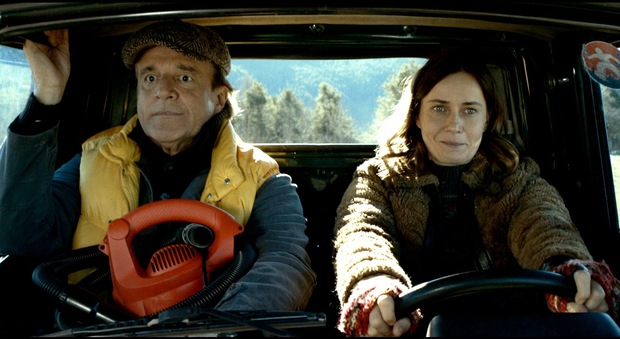Christian De Sica e Lucia Mascino in una scena del film