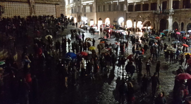In piazza IV Novembre in attesa del funambolo, ma la pioggia fa rinviare tutto