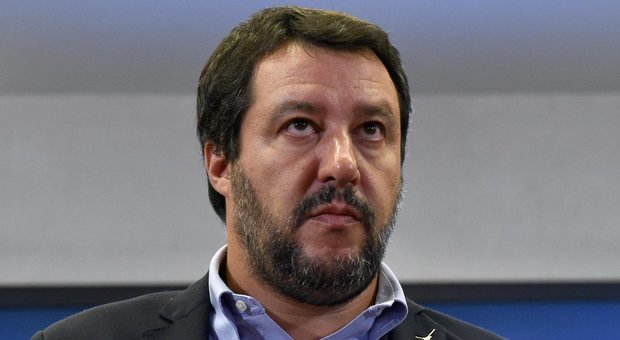 Fondi Lega e caso Diciotti, Salvini «sorridente e incacchiato». Ma il ruolo della vittima può fargli gioco