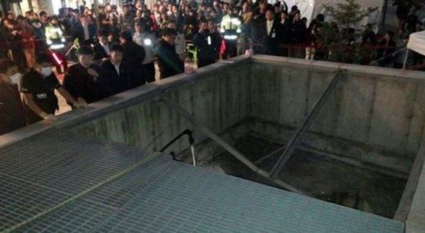 Crolla una griglia, gli spettatori precipitano nel vuoto: 16 morti e tanti feriti, dramma al concerto rock