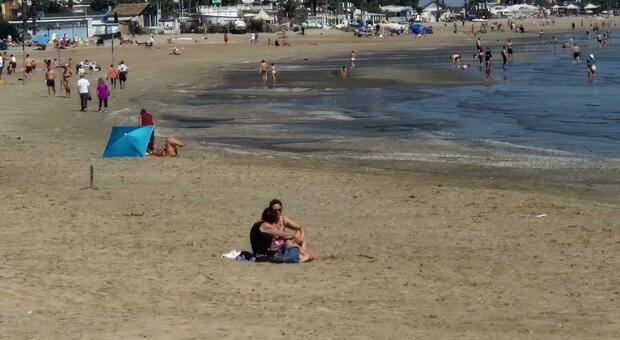 Pienone come una domenica d’estate: in mare o in spiaggia, invasa la Riviera