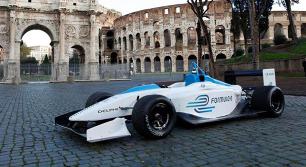 Una monoposto di Formula E davanti al Colosseo nel 2014 quando sembrava ci dovesse essere una gara del campionato riservato alle vetture elettriche poi sfumata