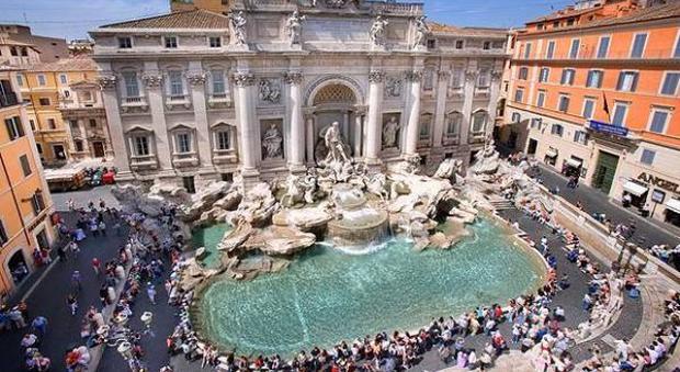 Roma, blitz contro gli abusivi a Fontana di Trevi: sanzioni per 56mila euro