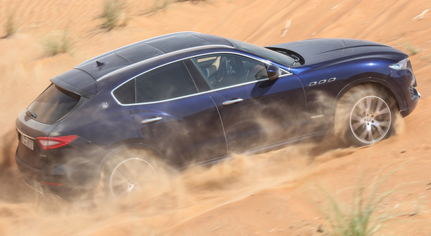 La Maserati Levante impegnata nel deserto di Dubai