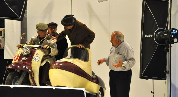 Una scena del film con Aldo, Giovanni e Giacomo sul sidecar del museo di Cingoli