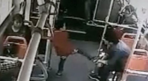 Orrore sul bus: bimbo fa i dispetti, passeggero lo mette ko e lo colpisce alla testa Video