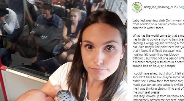 Costretta ad allattare in piedi sul treno in corsa, la denuncia di una mamma sui social