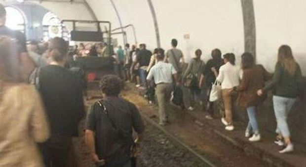 Flaminio, soppresse corse della Roma-Nord: stazione sovraffollata, passeggeri furiosi sui binari