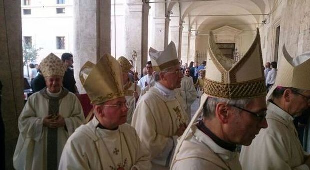 I vescovi umbri entrano nel duomo di Terni, c'è anche l'ex Paglia