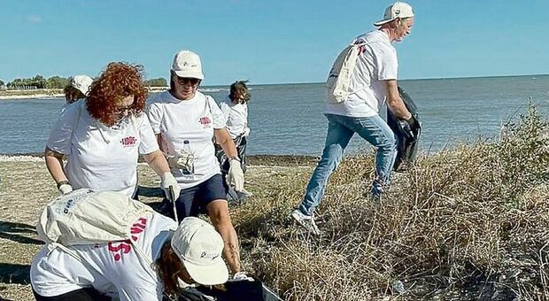 Volontari ripuliscono la spiaggia e trovano eroina abbandonata tra i rifiuti