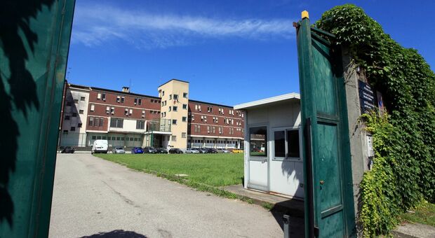 Milano, detenuto del Beccaria evade dall'ospedale: «Pugni e calci ad un agente». Caccia all'uomo