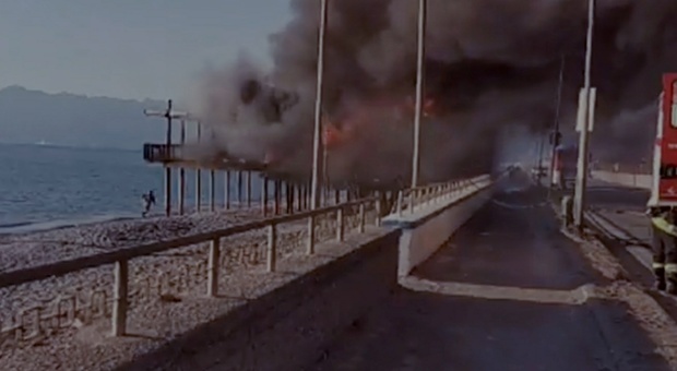 Salerno, stabilimento balneare distrutto dalle fiamme